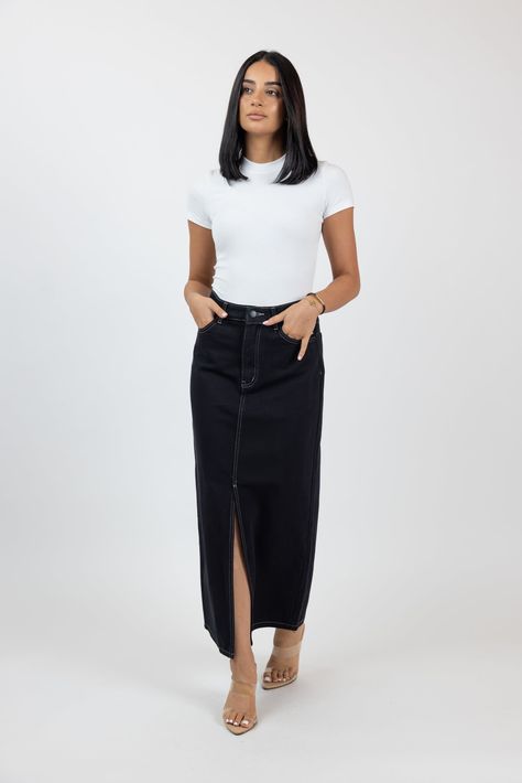 T Shirt And Skirt Outfit, Black Maxi Skirt Outfit, Maxi Denim Skirt, Skirt Outfit Summer, Denim Skirt Fashion, Skirt Outfits Fall, Denim Skirt Outfits, Maxi Skirt Outfits, Black Maxi Skirt