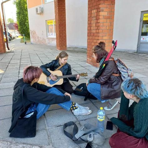 Guitar Aesthetic, Friendship Group, Ashes Love, London Tube, Cool People, Dream Friends, Best Friends Aesthetic, Love Actually, Aesthetic People