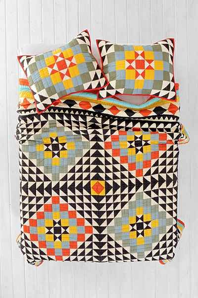 Kaleidoscope Patchwork Quilt - Urban Outfitters Motif Art Deco, Quilt Modernen, Half Square Triangle Quilts, Triangle Quilt, Contemporary Quilts, Scrappy Quilts, Barn Quilts, Patchwork Quilt, Quilting Crafts