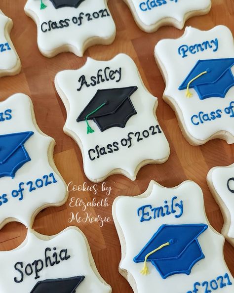 Graduation Biscuits, High School Graduation Cookies, Specialty Cookies, Cookies Personalized, Graduation Party Desserts, Graduation Party Planning, Graduation Cupcakes, Grad Caps, Graduation Cookies