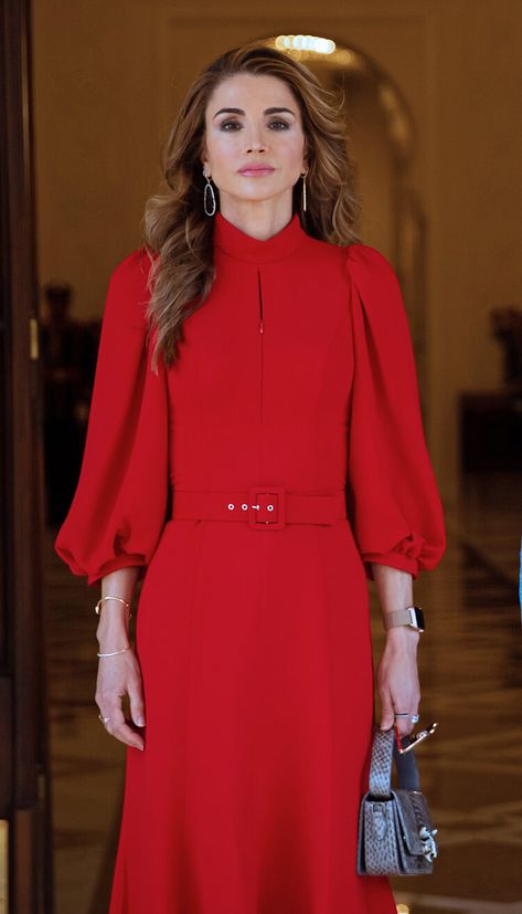 Jordan Visit, Queen Of Jordan, Royal Portraits, First Ladies, Mode Zara, Queen Rania, Middleton Style, Queen Fashion, Royal Outfits