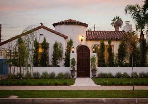 Mediterranean Exterior Homes, Spanish Exterior, Mediterranean Exterior, Spanish Bungalow, Mediterranean Architecture, Spanish Architecture, Mediterranean Home Decor, Spanish Style Home, Casas Coloniales