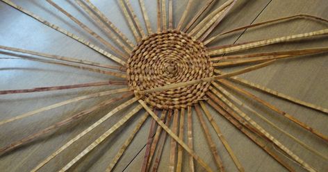 Weaving Sticks, Bark Weaving, Weaving For Beginners, Weaving Instructions, Weave Basket, Weaving Baskets, Basket Drawing, Weaving Diy, Basket Weaving Diy