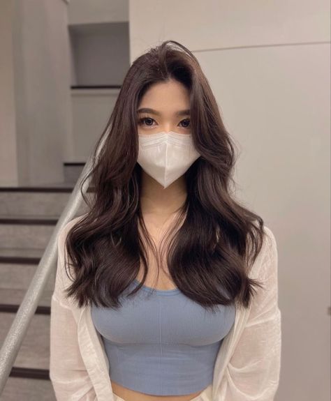 Korean Curls, Asian Hair Inspo, Korean Wavy Hair, Curls For Medium Length Hair, Korean Hairstyles, Black Brown Hair, Summer Layers, Hair Color Underneath, Wavy Hairstyles Medium