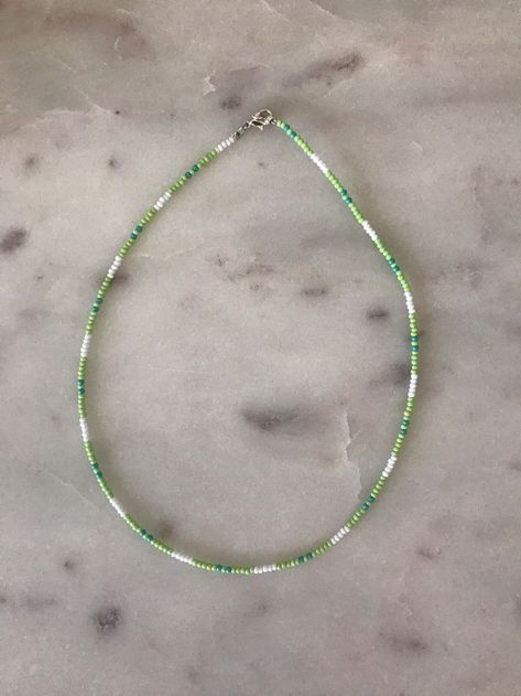 Green And White Beads Necklace, Green And Blue Beaded Necklace, Green Beaded Necklace Aesthetic, Necklace Inspo Beads, Seed Bead Necklace Aesthetic, Ideas Collares Bolitas, Neckless Aesthetic, Green Bracelet Beads, Beaded Choker Ideas