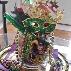 Mardi Gras Clowns Party Table Ideas, Mardi Gras Party Food, Teen Birthday Party Games, Christmas Masquerade, Mardi Gras Party Decorations, Madi Gras, Table Centerpiece Ideas, Mardi Gras Centerpieces, Mardi Gras Crafts