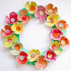 Ghirlanda con fiori (scatole delle uova) Egg Carton Flower Wreath, Egg Carton Flowers, Rustic Decorations, Recycled Crafts Kids, Colorful Wreath, Earth Day Crafts, Egg Cartons, Egg Carton Crafts, Book Flowers