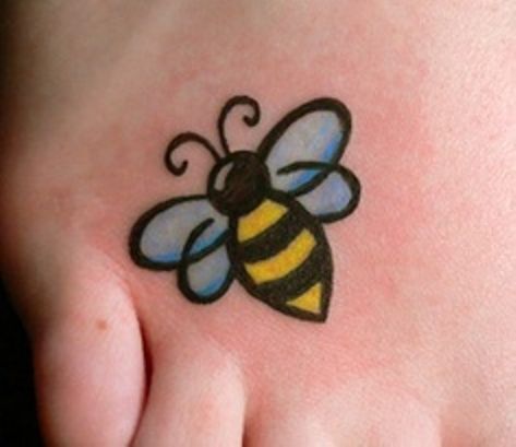 Little bee ink tattoo Bee Tattoo Meaning, Queen Bee Tattoo, Small Bee Tattoo, Honey Bee Tattoo, Bumble Bee Tattoo, Petit Tattoo, Cartoon Bee, Bee Tattoo, No Rain