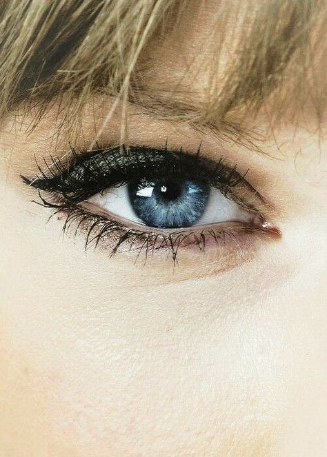 Ocean blue eyes Taylor Swift Eyes, Eye Close Up, Ocean Blue Eyes, 얼굴 그리기, Taylor Lyrics, All About Taylor Swift, Swift Photo, Taylor Swift Red, Taylor Swift Videos