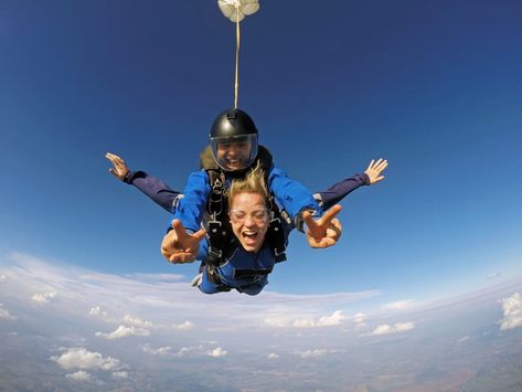 Love is exciting. Dating Bucket List, Skydiving Pictures, Funny True Stories, Unique Date Ideas, Travel Pictures Poses, Thrill Seeker, Good Dates, Skydiving, Summer Bucket Lists