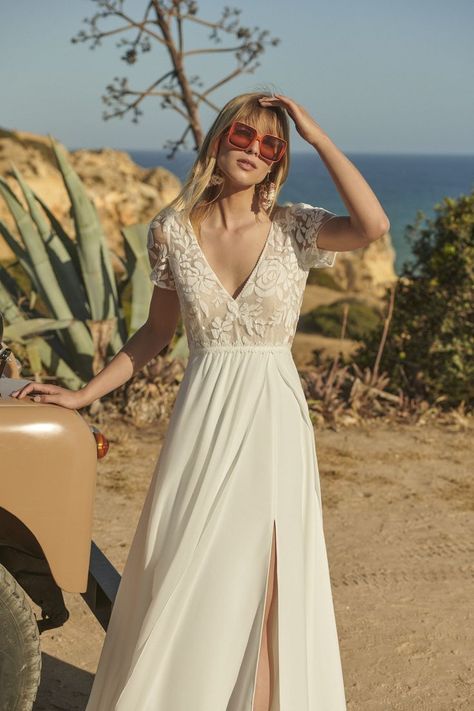 Flowing Wedding Dresses, Estilo Hippie Chic, Contemporary Wedding Dress, Boho Chic Wedding Dress, Mary Dress, Wedding Dresses Whimsical, Rembo Styling, Boho Wedding Gowns, Chic Wedding Dresses