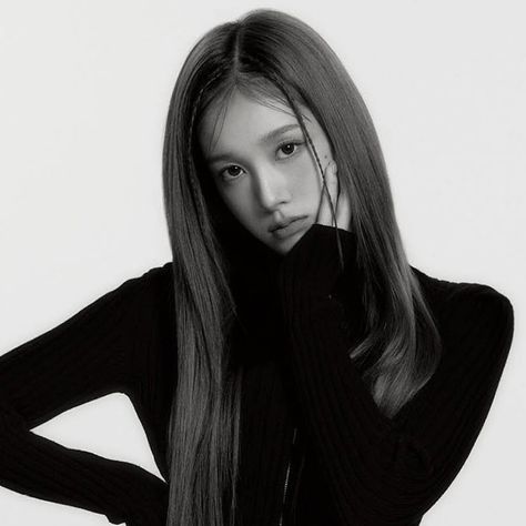 j stayc icon J Stayc Icon, J Stayc, J Black, Black And White Aesthetic, Iconic Women, White Aesthetic, Girl Icons, Kpop Girl Groups, Actors & Actresses