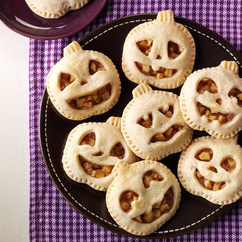 Mini Maple Pumpkin Pies Maple Pumpkin Pie Recipe, Pumpkin Tartlets, Maple Pumpkin Pie, Delicious Halloween Treats, Postres Halloween, Mini Pumpkin Pies, Maple Pumpkin, Pumpkin Pies, Pumpkin Pie Recipes