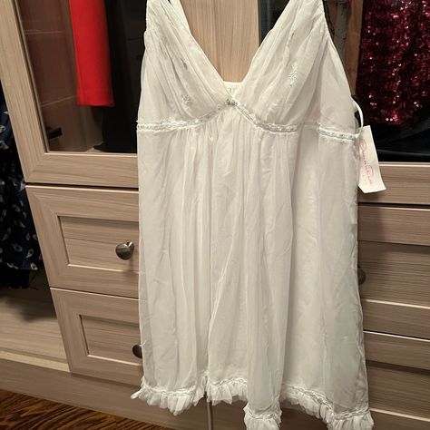 Oscar De La Renta Bridal Lingerie Nightgown Chemise With Tag. White With Pale Blue Flowers. Unworn And Still Has Tag. Size M Pale Blue Flowers, Bridal Chemise, Slip Dress Y2k, White Bridal Robe, Lingerie Nightgown, Lingerie Gown, Vintage Slip Dress, Pink Lingerie, Lace Babydoll