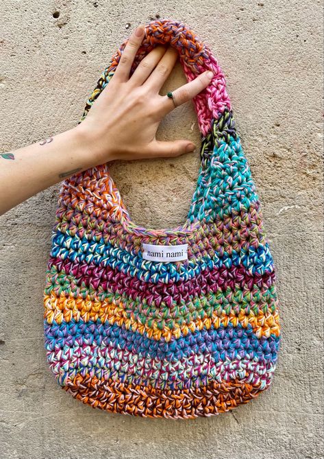 Crochet a stylish tote bag with this easy pattern. Chaos is a great beginner project that's perfect for using up Granny Square Tops, Yarn Crochet Projects, Trendy Crochet Tops, Multi Color Crochet, Lily Bag, Diy Crochet Top, Cup Pattern, Crochet Case, Crochet Mushroom