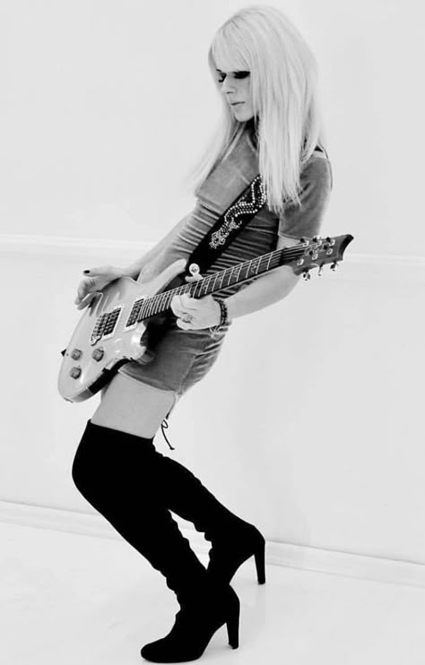 Guitarist Photoshoot, Arctic Monkeys Guitar, Poses Guitar, Guitar Poses, 5 String Bass Guitar, Guitar Woman, Bass Guitar Notes, Tabs Guitar, Bass Guitar Chords