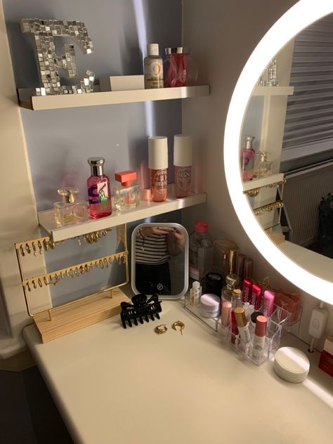 Make up skincare room Vanity Inspiration Bedroom, Skincare Room Ideas, Vanity Layout, Skincare Room, Room Decor Makeup, Skincare Vanity, Make Up Desk, Preppy Room, Cozy Room Decor