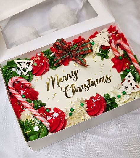 Introducing Our Christmas Collection! 🎄🍰 💚Christmas-Coloured Sheet Cake❤️ 👨‍👩‍👦‍👦Serves 8-10 portions, available in Vanilla or Chocolate sponge with creamy vanilla buttercream 🍰 For an extra touch of indulgence, choose a filling: toffee caramel or strawberry jam (included in the price) 🎂Each sheet cake is priced at £25 🎄Luxury Christmas biscuit selection box 🎁 🍪Crinkle chocolate biscuits, gingerbread men, jammy dodgers, almond biscuit bites, and sugar cookies decorated with royal icing or... Christmas Sheet Cake Decorating Ideas, Christmas Slab Cake, Christmas Tree Sheet Cake, Gingerbread Sheet Cake, Christmas Sheet Cake Ideas, Christmas Sheet Cakes Decorated, Christmas Sheet Cake Designs, Buttercream Christmas Cake, Christmas Sheet Cake