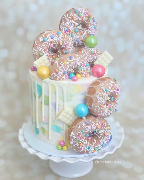 Cake Decorated With Donuts On Top, Cakes With Donuts On Top, Donut Decorated Cake, Donuts Cake Birthday, Donut Baby Shower Ideas, Donut Theme Cake, Donut Cake Birthday, Giant Donut Cake, Gumball Cake