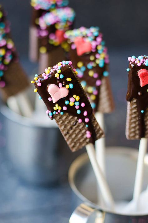 These adorable Chocolate-Dipped Wafer Pops are ready in 15 minutes! Arrange them like bouquets in mason jars for the perfect last-minute addition for your Valentine’s Day centerpiece, or send bags full of them with your kids to their class party. Cookies Decorated Birthday, Dipped Wafer Cookies, Birthday Ideas For Mum, Chocolate Valentine, Cookies Kids, Chocolate Pops, Chocolate Garnishes, Chocolate Covered Fruit, Birthday Chocolate