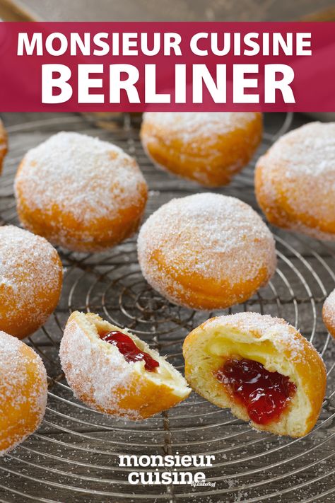 Berliner auf einem Gitter, einer ist angeschnitten und es ist Marmeladenfüllung zu sehen Donut Recipes, Hamburger Bun, Cooking And Baking, New Recipes, Muffins, Dessert, Bread, Baking