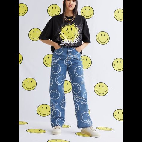 Hm baggy high rise smiley jeans Smiley Jeans, Smiley Face Jeans, Smile Design, Coachella Outfit, Baggy Trousers, Hendrix, Denim Outfit, Smiley Face, Smiley