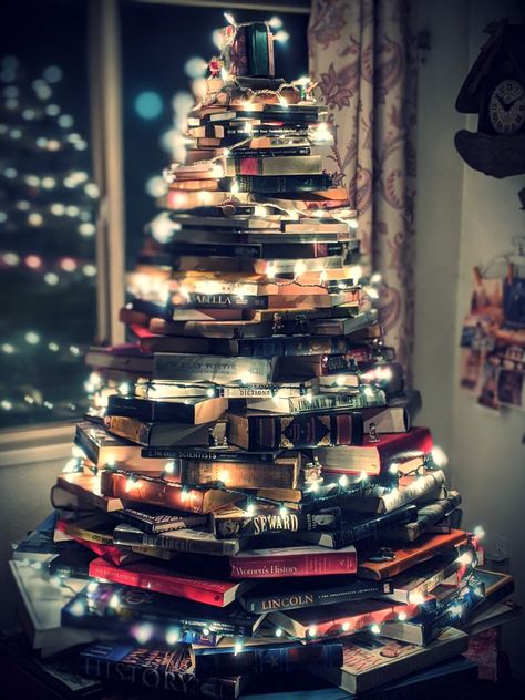 Christmas Book Background, Christmas Bookshelf, Book Christmas Tree, Christmas Wallpaper Backgrounds, Book Background, Home Library Design, Library Design, Christmas Books, Samhain