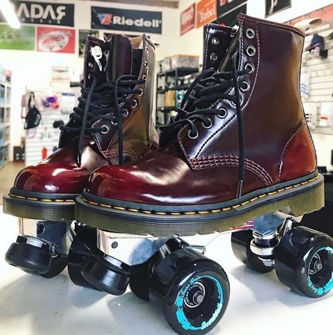 Goth Roller Skates, Aesthetic Roller Skates, Cool Roller Skates, Cute Roller Skates, Custom Roller Skates, Vintage Roller Skates, Custom Skates, Roller Skating Outfits, Roller Skate Wheels