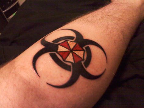 Re8 Tattoo, Resident Evil Tattoo Design, Evil Tattoo Ideas, Biohazard Tattoo, Resident Evil Tattoo, Tyrant Resident Evil, Umbrella Tattoo, Zombie Tattoos, Gamer Tattoos