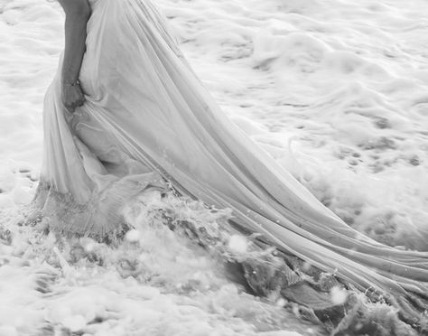 Three Bad Mice: Trend Alert: Trash The Dress... Boring Images, Wedding Dress Aesthetic, Water Shoot, Ocean Photos, Rock Dresses, Trash The Dress, Dress Photo, Stormy Sea, Bridal Photos