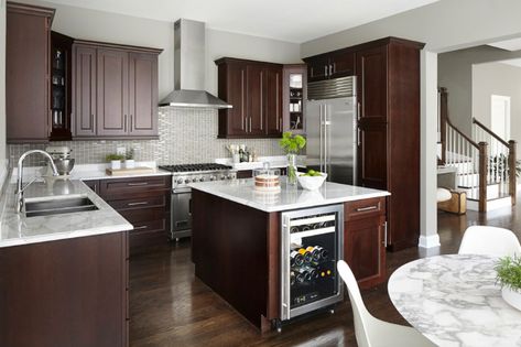 Marble countertops, mahogany cabinets, black accents Glass Backsplash Kitchen, Backsplash With Dark Cabinets, Trendy Kitchen Backsplash, Dark Brown Cabinets, Trendy Kitchen Colors, Dark Wood Cabinets, Kabinet Dapur, Herringbone Backsplash, Brown Cabinets