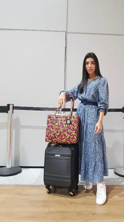 Maxi Dress Airport Outfit, Rainy Outfit, Zara Looks, Chique Outfit, Pentecostal Fashion, Latest Dress Design, Look Plus Size, Maxi Dress Outfit, Blue And White Dress