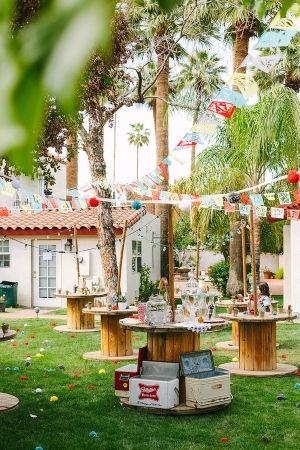 Felix and Laura's Colorful, Handmade, Vintage, Wedding | Ruffled Tropical Garden Party Ideas, Wooden Crates Wedding, Farmers Market Wedding, Sustainable Diy, Diy Party Crafts, Backyard Wedding Decorations, Diy Outdoor Bar, Rustic Backyard, Wedding Marketing