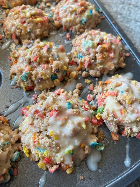 Fruity Pebbles Muffins Fruity Pebble Muffins, Fruity Pebbles Muffins, Cereal Muffins Recipes, Cereal Muffins, Fruity Pebbles Cereal, Pebbles Cereal, Muffin Tops, Muffin Streusel, Muffin Batter