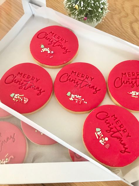 Decorated fondant cookies  sweetcakesparramatta Fondant Christmas Cookies Decorated, Christmas Fondant Cookies Ideas, Merry Christmas Sugar Cookies, Fondant Christmas Cookies, Christmas Fondant Cookies, Xmas Food Gifts, Christmas Fondant, Cupcake Frosting Recipes, Biscuit Ideas