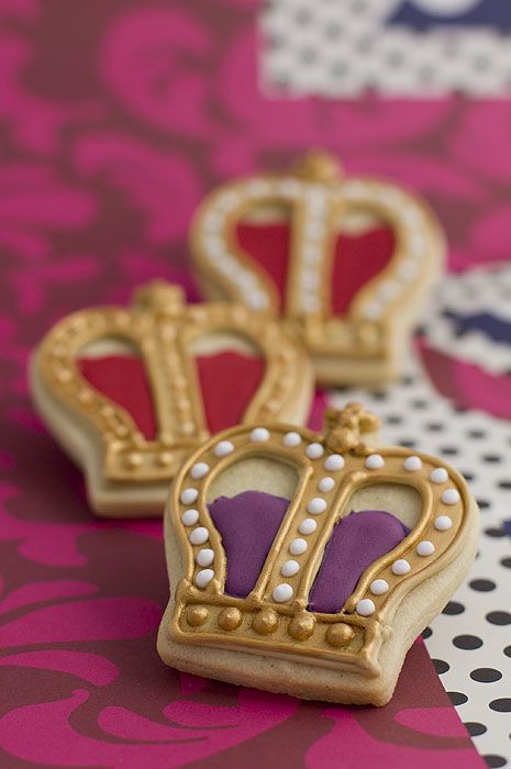 crowns British Cookies, Crown Cookies, Royal Cakes, Knight Party, Food Decorating, Food C, Iced Biscuits, Princess Tea Party, Cookie Time