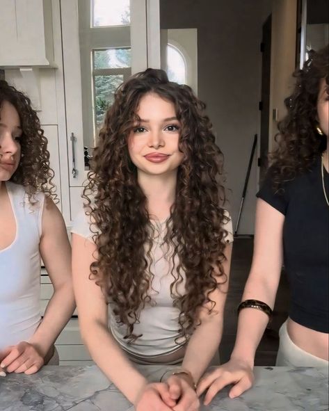 Curly Hair Long Aesthetic, Girls With Curly Hair Aesthetic, Sunday Kolageras, Romantic Curly Hairstyles, Curly Hair Girl Aesthetic, Sunday Kalogeras, Curly Hair Salon, Beach Wrap Skirt, Kalogeras Sisters