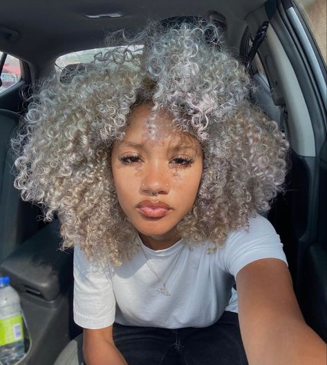 Blonde Hair And Eyebrows Black Women, Platinum Natural Hair, Silver Hair On Black Women, Purple And Platinum Hair, Silver Hair Dye Ideas, Silver Hair Curly, Short Curly Blonde Hair Natural, White Afro Hair, White Hair Black Women