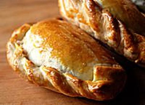 Pork Hand Pies, Pulled Pork Empanadas, Pork Empanadas, Empanada Recipes, Savory Hand Pies, Stuffed Breads, Pork Bbq, Puff Pastries, Chile Sauce