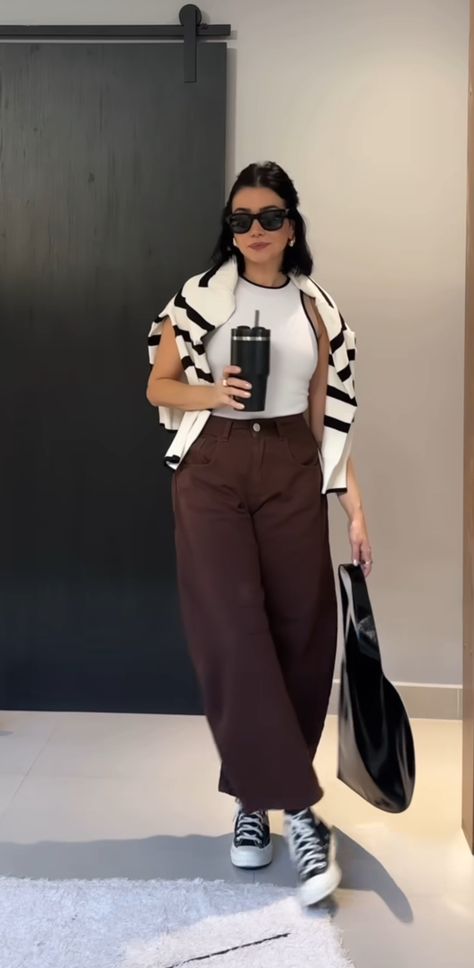 Office Outfits Fall 2024, Wide Leg Chinos Outfit Women, Olive Green Trousers Outfit, Chinos Outfit Women, Midsize Fall Outfits 2024, Chinos Women Outfit, Professional Streetwear, Chinos Outfit, Green Trousers Outfit