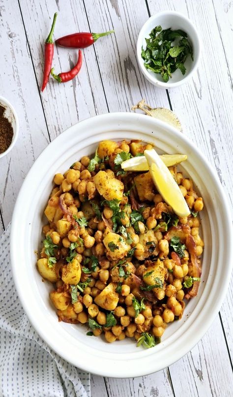 Aloo Channa Chaat Channa Chaat, Chickpeas And Potatoes, Channa Recipe, Tamarind Recipes, Chickpea Masala, Onions And Tomatoes, Samosa Chaat, Mediterranean Pasta, Green Chutney