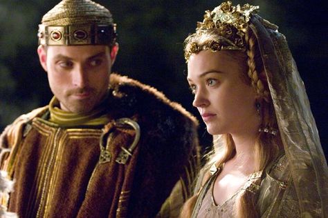 Tristan And Isolde Movie, Tristan And Isolde, Tristan Isolde, Sophia Myles, Movie Wedding Dresses, Medieval Costumes, Rufus Sewell, Historical Movies, Wedding Movies