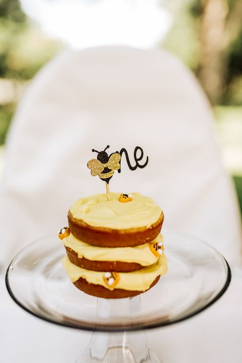 1 Year Bee Birthday, One Sweet Honey Birthday, Simple Bee Cake Ideas, 1st Bee Day Smash Cake, Bumble Bee One Year Birthday, Honey Bee One Year Birthday, Bumble Bee First Birthday Party, Bee Birthday Cupcakes, Happy Bee Birthday