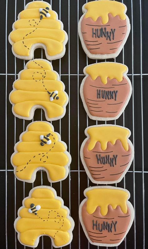 Beehive Decorated Cookies, Honey Pot Cookies Decorated, Bee Hive Cookies Decorated, Hunny Pot Cookies, Bee Hive Cookies, Honey Pot Cookies, Bee Sugar Cookies Decorated, Bumble Bee Cookies Decorated, Bee Cookies Royal Icing