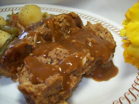 Old School 'Lipton Onion Soup' Meatloaf Lipton Meatloaf, Meatloaf Recipes Easy Beef, Paula Deen Meatloaf Recipes, Lipton Onion Soup Meatloaf Recipe, Onion Soup Meatloaf Recipe, Lipton Onion Soup Meatloaf, Crockpot Meatloaf Recipes, Meatloaf Recipes Healthy, Meatloaf Recipes Pioneer Woman