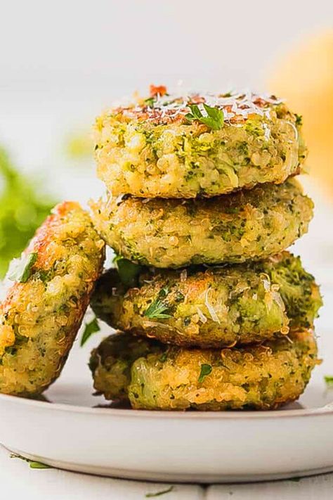 Crunchy, delicious and extremely easy to make broccoli and quinoa fritters, great for an appetizer or a light and simple vegetarian meal. #broccoli #quinoa #fritters Broccoli And Quinoa, Quinoa Fritters, Broccoli Patties, Broccoli Curry, Quinoa Recipes Breakfast, Broccoli Quinoa, Broccoli Fritters, Quinoa Recipes Easy, Broccoli Bacon