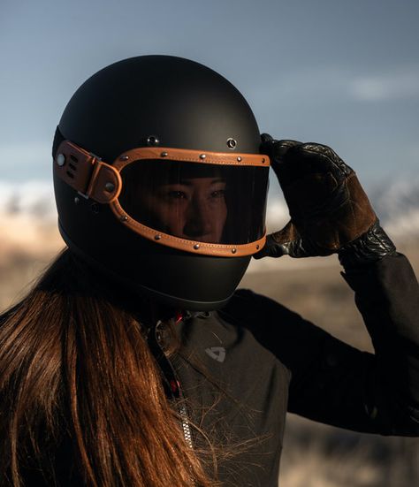 Vintage Helmet Motorcycle, Motorcycle Helmets For Women, Motorcycle Gear For Women, Bobber Helmets, Cruiser Motorcycle Helmet, Biltwell Helmet, Motorcycle Hairstyles, Motorcycle Helmet Design, Cafe Racer Helmet