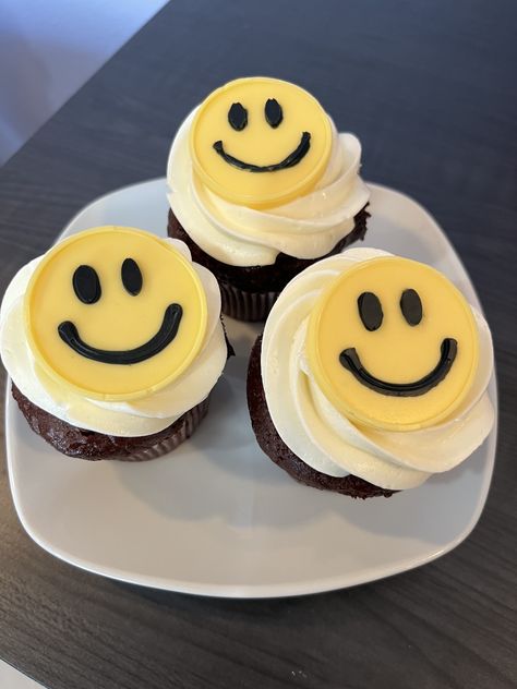 Happy Face Theme Party, Smiley Face Birthday Party Food, Smiley Face Smash Cake, Smiley Face Cupcakes, Smiley Face Cake, Smiley Cake, Theme Cupcakes, 55th Birthday, Birthday Party Food