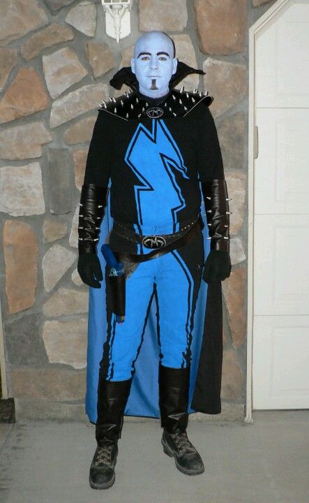 Homemade megamind costume! Good times lol Megamind Halloween Costume, Megamind Costume, Megamind Cosplay, Group Cosplay, Walk Idea, Blue Costumes, Trash Compactor, Hero Costumes, Costumes Ideas