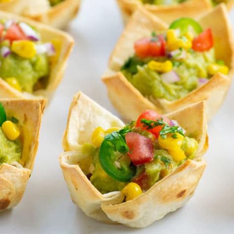 Easy Guacamole Cups - Mindful Avocado Guacamole Cups, Loaded Guacamole, Vegan Guacamole, Vegan Finger Foods, Tortilla Cups, Avocado Recipe, Easy Guacamole, Catering Ideas Food, Appetizers Easy Finger Food